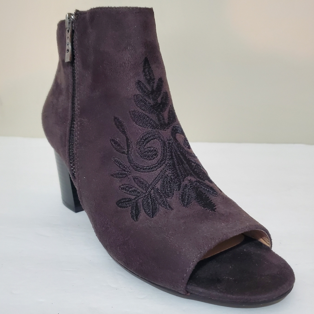Andrew Geller Spinda brown faux suede embroidery peep toe zip up boots 8.5 NWOB